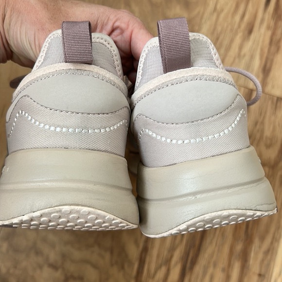 Used Adidas running shoes size 8 - Picture 3 of 7